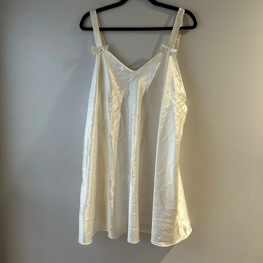 Vintage Avon Style White Satin Chemise Nightgown Bow Detail Made in USA 62714 LG